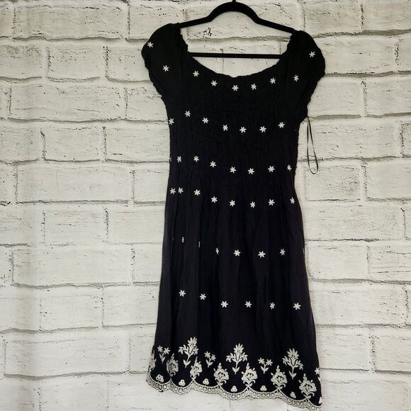 Love Tree Women's Black Floral Mini Short-Sleeved Dress L Stretch Embroidered - Picture 1 of 6